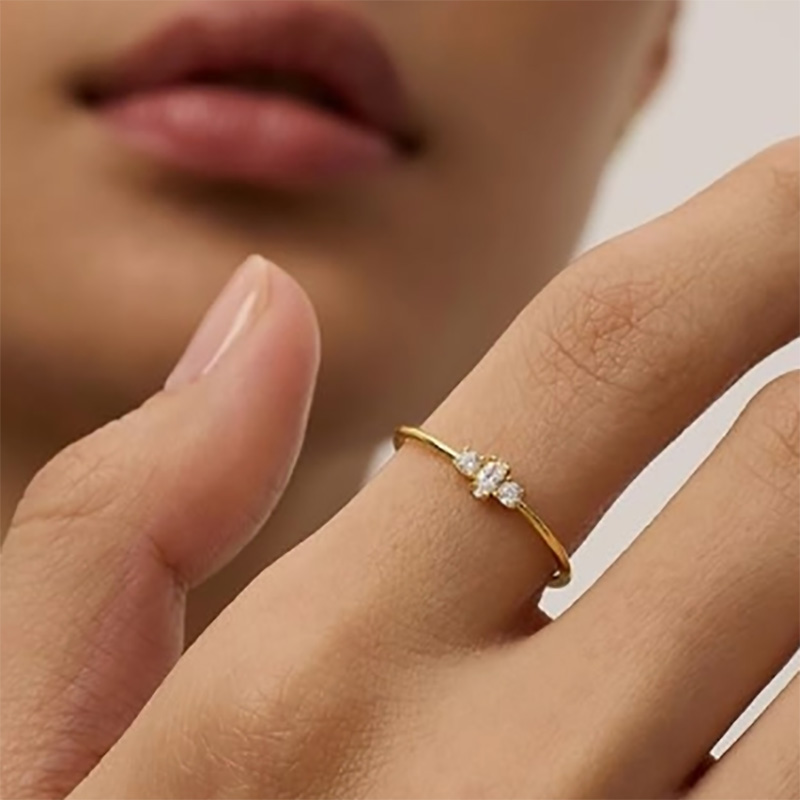 Tyylikäs 18K kulta-Päällystetty 925 sterlinghopearengas marquise- ja pyöreällä-Leikkaa kuutiometriä zirkoniumikiviä - minimalistinen pinoamisnauha